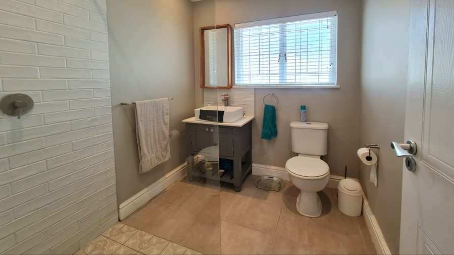 4 Bedroom Property for Sale in Whale Rock Western Cape